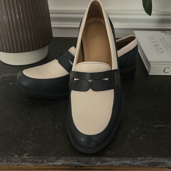 New Hotter Two Tone Leather Penny Loafers Navy and Cream Size 8.5 Women’s - Picture 1 of 4